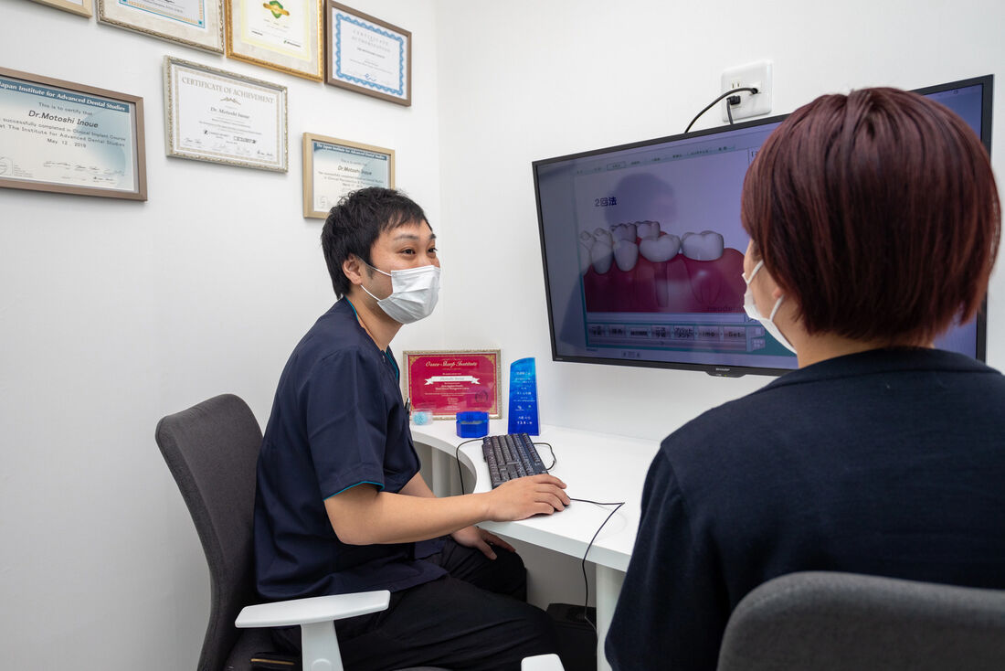 天然歯とインプラントの構造の比較。人工歯冠・支台部・人工歯根から成る